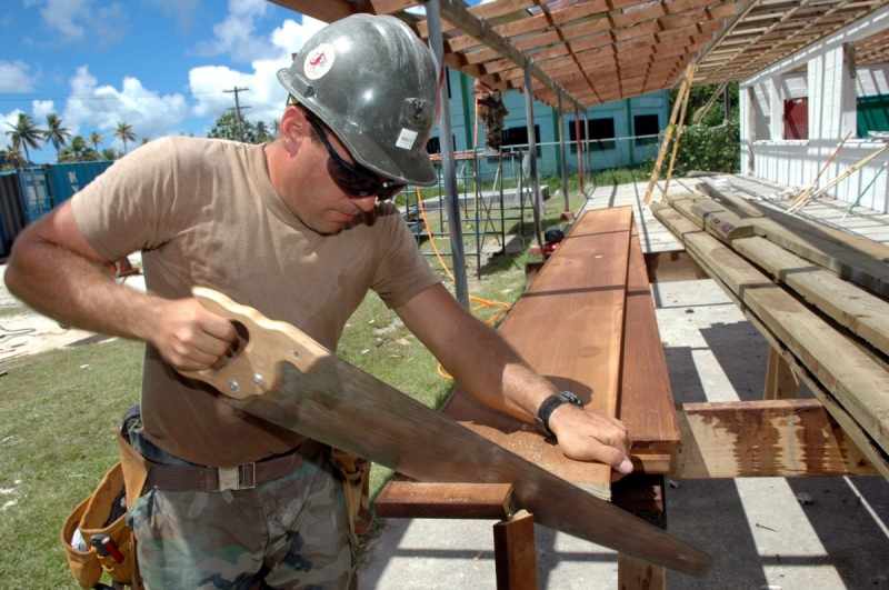 ebeniste-TOURVES-min_worker_construction_building_carpenter_male_job_build_helmet-893290